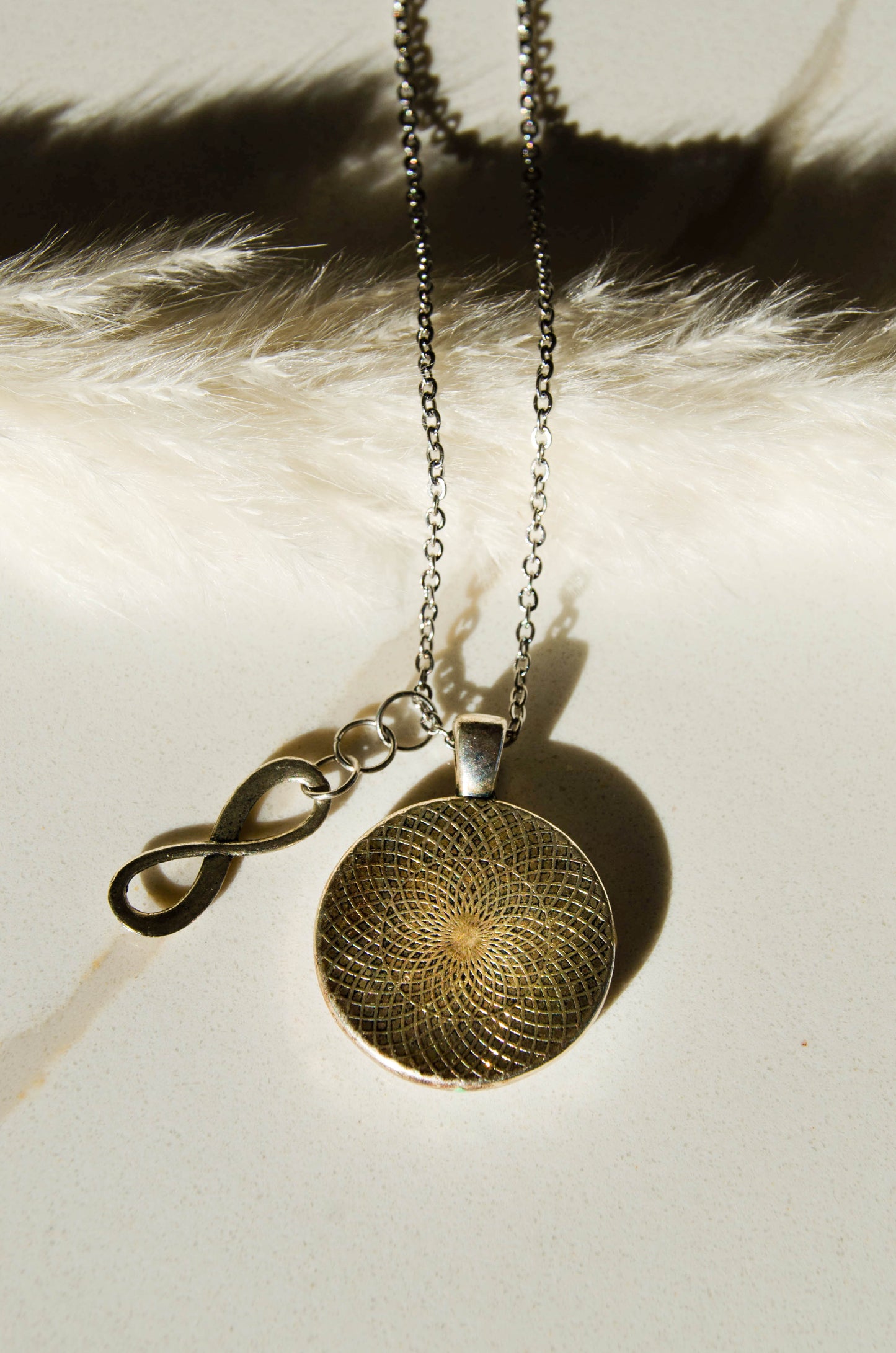 Medalion Monocrom Auriu- Infinity